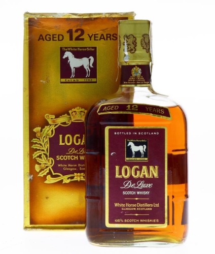 Lote 97 - WHISKY LOGAN 12 ANOS - Garrafa de Whisky, De Luxe Scotch Whisky, Aged 12 Years, White Horse Distillers, Escócia, (750ml - 43%vol). Nota: em caixa de cartão original. Garrafa dos anos 1970s. Apresenta alguma perda