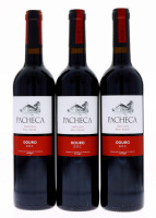 Lote 123 - PACHECA 2015 - 3 garrafas de Vinho Tinto, DOC Douro 2015, das castas Touriga Franca, Tinta Roriz e Tinta Barroca, Produzido e engarrafado por Quinta da Pacheca, Cambres, Lamego, (750ml – 13,5%vol.). Nota: de cor rubi intensa, aroma frutado e el