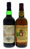 Lote 135 - GARRAFAS DE VINHO DO PORTO - Conjunto de 2 garrafas de Vinho do Porto sendo 1 garrafa de Companhia Velha, Malvasia Branco Lágrima, (750ml) e 1 garrafa de Vilarouco Tawny, (750ml - 19%vol.)