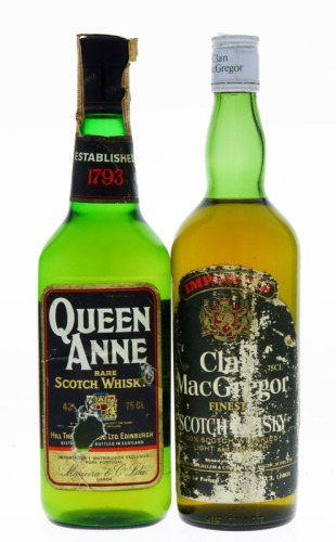 Lote 137 - GARRAFAS DE WHISKY - Conjunto de 2 garrafas de Whisky sendo 1 garrafa de Queen Anne, (750ml - 43%vol.) e 1 garrafa de Clan MacGregor, (750ml - 43%vol.). Nota: garrafas antigas