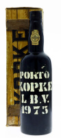 Lote 142 - PORTO KOPKE LBV 1975 - Garrafa de Vinho do Porto, Late Bottled Vintage 1975, engarrafado em 1982, C.N. Kopke, Vila Nova de Gaia, (750ml - 20%vol.). Nota: em caixa de cartão original