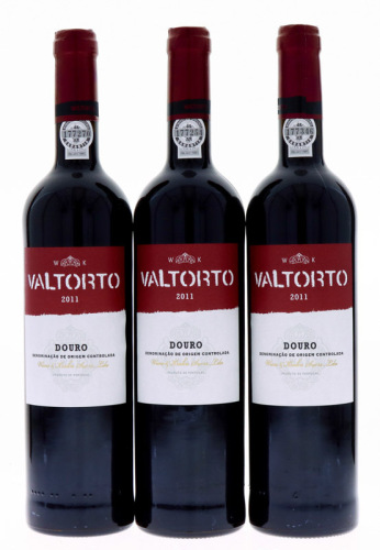 Lote 148 - VALTORTO 2011 - 3 garrafas de Vinho Tinto, DOC, Douro, Valtorto 2011, das Castas Touriga Franca, Tinta Roriz, Touriga Nacional e Tinto Cão, produzido e engarrafado por Wiese & Krohn Sucrs Ldª, (750ml - 14%vol.). Nota: engarrafamento limitado de