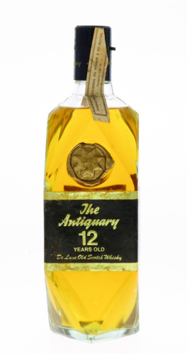 Lote 186 - WHISKY THE ANTIQUARY 12 ANOS - Garrafa de Whisky, De Luxe Old Scotch Whisky, 12 Years Old, J & W Hardie, Escócia, (750ml - 43%vol.). Nota: garrafa dos anos 1970s