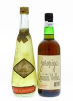 Lote 230 - GARRAFAS DIVERSAS - Conjunto de 2 garrafas sendo 1 garrafa de Jeropiga Quinta Velha, (750ml - 15,5%vol.) e 1 garrafa de Aniz Escarchado Imperial, Imperial Vinícola, Sangalhos, (750ml aprox.)