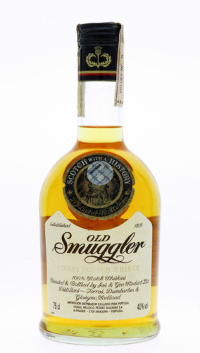 Lote 252 - WHISKY OLD SMUGGLER - Garrafa de Whisky, Finest Scotch, Jas & Geo Stodart, Escócia, (750ml - 40%vol.). Nota: garrafa dos anos 1970s