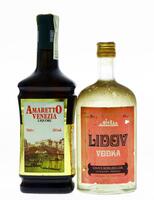 Lote 292 - GARRAFAS DIVERSAS - Conjunto de 2 garrafas sendo 1 garrafa de Vodka Lidov, Caves Borlido, (750ml - 40%vol.) e 1 garrafa de Amaretto Venezia, (700ml - 28%vol.)