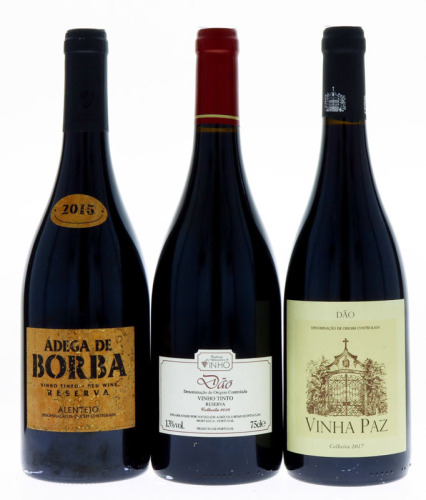 Lote 321 - GARRAFAS DE VINHO TINTO - Conjunto de 3 garrafas de Vinho Tinto sendo 1 garrafa de Adega Cooperativa de Borba, Reserva 2015, (750ml - 13,5%vol.), 1 garrafa de Dão Confraria dos Apreciadores de Vinho, Reserva Colheita de 2018, (750ml - 13%vol.) 