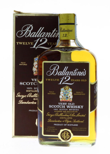 Lote 330 - WHISKY BALLANTINE'S 12 ANOS - Garrafa de Whisky, Very Old Scotch Whisky, George Ballantine & Son, Scotland, (750ml - 43%vol.). Nota: garrafa dos anos 1980s. Em caixa de cartão original