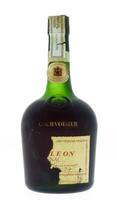 Lote 350 - COGNAC COUVOISIER - Garrafa de Cognac Francês, Napoleon, Jarnac, França, (700ml). Nota: rótulo danificado