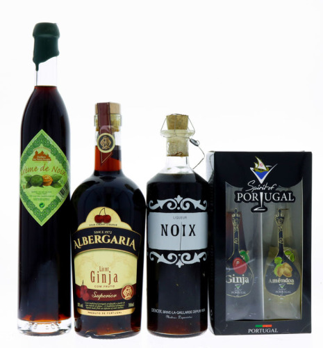 Lote 354 - GARRAFAS DIVERSAS - Conjunto de 5 garrafas sendo 1 garrafa de Licor de Ginja com Fruto Albergaria, (700ml - 18%vol.), 1 garrafa de Creme de Noix, Distillerie des Terres Rouges, França, (500ml - 18%vol.), 1 garrafa de Liqueur Noix, (500ml - 30%v