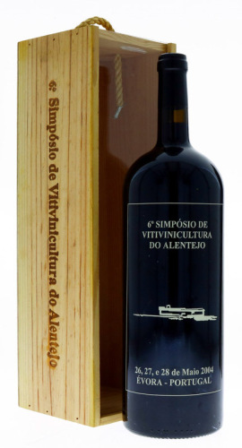 Lote 365 - VINHO REGIONAL ALENTEJANO 2003 MAGNUM - Garrafa Magnum de Vinho Tinto, Vinho Regional Alentejano, Engarrafamento Especial para 6º Simpósio de Vitivinicultura do Alentejo 2003, Com a Colaboração de barbosa & Almeida, (1500ml - 13,5%vol.). Nota: