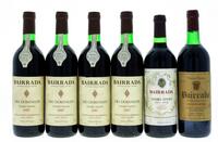 Lote 419 - GARRAFAS DE VINHO TINTO - Conjunto de 6 garrafas de Vinho Tinto sendo 4 garrafas de São Domingos, Bairrada 1987, (750ml - 12%vol.), 1 garrafa de Bairrada Reserva 1991, Adega Cooperativa de Souselas, (750ml - 12%vol.) e 1 garrafa de Bairrada Co