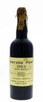 Lote 585 - PORTO BORGES VINTAGE 1963 - Garrafa de Vinho do Porto, Vintage Port 1963, Alto Douro, S.V. Borges & Irmão, (750ml). Nota: garrafa idêntica à venda por € 440,20. Consultar valor indicativo em https://t.ly/cipl