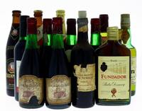 Lote 587 - GARRAFAS ANTIGAS - Conjunto de 15 garrafas sendo entre outras 1 garrafa de Vinho da Madeira Araújo Henriques, 1 garrafa de Brandy Domecq Fundador e 1 garrafa de Vinho Tinto Aliança 1988. Nota: diversas marcas e capacidades. Conforme fotos