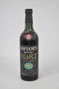 Lote 2033 - Garrafa de vinho do Porto Taylor's Rover 4XX. Nota: Selo antigo
