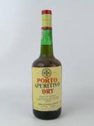 Lote 2275 - Garrafa Vinho Porto Aperitivo Dry Adriano Ramos Pinto. Garrafa antiga.