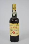 Lote 2328 - Garrafa de vinho da Madeira Gonçalves & Co Fine Verdelho.