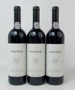 Lote 2340 - Três garrafas de vinho Tinto Pintas 2002 Douro Denominação de Origem Controlada, p.v.p. de 170€