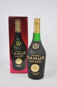 Lote 2392 - Garrafa de Cognac Camus Napoleon. Com valor de venda em garrafeiras superior a 80€. Nota:Garrafa antiga e numerada. Na caixa original