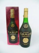 Lote 2424 - Garrafa de Cognac Camus Napoleon. Com valor de venda em garrafeiras superior a 80€. Nota:Garrafa antiga e numerada. Na caixa original