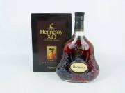 Lote 2709 - Garrafa de Cognac Hennessy XO Extra Old Cognac. Com valor de venda em garrafeiras internacionais superior a 180€ (http://www.cognac-expert.com). Nota: Garrafa rara. Com caixa original