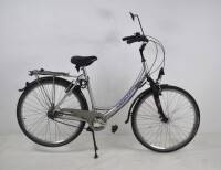 Lote 2944 - Bicicleta Kreidler Alu silver Beamer SLT, pneus Schwalbe Marathon 42-6222-28x1.60 700x40c, selim Comus, Mudanças Sram S7 (7 velocidades) com 118x184x64 cm, usado