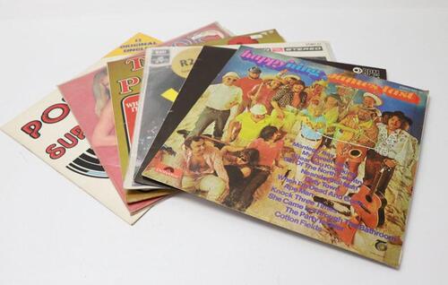 Lote 67 - MÚSICA DIVERSA - conjunto com 6 discos de vinil de 33 rpm com música diversa composto por "Top of the Pops" de 1971, "Top of the Pops" de 1972, "Pop Supertrax", "Impact. The Breakthrough to the Exciting World of Stereo Sound", entre outros. Não 