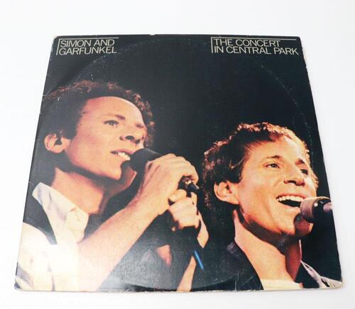 Lote 107 - SIMON & GARFUNKEL - "The Concert In Central Park", disco em vinil 33 rpm, LP, álbum duplo, 1982. À venda por € 48 (https://www.discogs.com/sell/item/1574412334). Não testado, marcas de uso