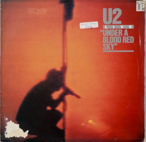 Lote 111 - U2 - disco de vinil de 33 rpm de U2 Live "Under A Blood Red Sky", de 1983. Não testado, marcas de uso