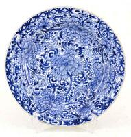 Lote 171 - PRATO DE GRANDES DIMENSÕES EM PORCELANA DA CHINA - Período Kangxi (1662-1722). Decoração floral a azul. Dim: 32 cm. Nota: restaurado