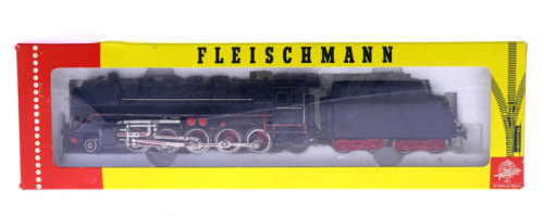 Lote 5 - FLEISCHMANN INTERNATIONAL, LOCOMOTIVA A VAPOR - Miniatura Modelo 4170, Germany. Locomotiva a vapor à escala HO, em metal. Dim: 28 cm (comprimento). Caixa com peças soltas. Locomotiva similar à venda por € 171. Nota: em caixa de origem. Consultar 