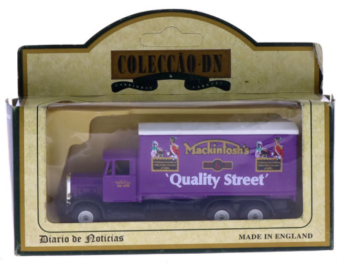 Lote 20 - COLECÇÃO DN "DAYS GONE", SCAMMELL 6-WHEELER (1937) - Miniatura automóvel à escala 1:43 em metal roxo com propaganda da Mackintosh's. Lledo. Nota: em caixa original