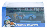 Lote 30 - MICHEL VAILLANT "SPORTLE MANS '61" - Miniatura automóvel em metal azul à escala 1/43. IXO/Altaya. Colecção “Michel Vaillant”. Nota: em caixa original fechada com detalhes de grande qualidade e apresentação tipo diorama