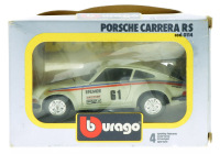 Lote 39 - BBURAGO, PORSCHE CARRERA RS - Miniatura automóvel à escala 1:24 em metal branco. Bburago. Nota: em caixa original. Caixa com defeitos