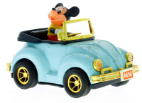 Lote 44 - MICKEY MOUSE, VOLKSWAGEM - Miniatura automóvel em folha de metal azul com figura de Mickey Mouse e movimento por corda manual. Masudaya Corp, Japão. Dim: 13,5 cm. Nota: sinais de manuseamento, a funcionar