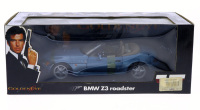 Lote 82 - UT MODELS, 007 BMW Z3 ROADSTER GOLDENEYE - Miniatura automóvel à escala 1:18 em metal azul. UT Models. Nota: em caixa original