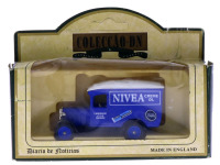 Lote 83 - COLECÇÃO DN "DAYS GONE", CHEVROLET VAN (1928) - Miniatura automóvel à escala 1:43 em metal azul com propaganda da Nivea. Lledo. Nota: em caixa original