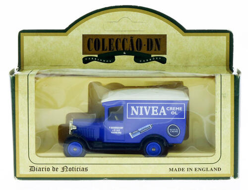 Lote 89 - COLECÇÃO DN "DAYS GONE", CHEVROLET VAN (1928) - Miniatura automóvel à escala 1:43 em metal azul com propaganda da Nivea. Lledo. Nota: em caixa original