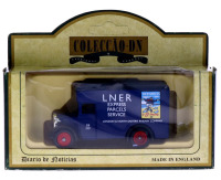 Lote 101 - COLECÇÃO DN "DAYS GONE", DENNIS VAN (1934) - Miniatura automóvel à escala 1:43 em metal azul com propaganda da LNR Express Parcels Service. Lledo. Nota: em caixa original