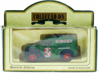 Lote 119 - COLECÇÃO DN "DAYS GONE", MORRIS (1950) - Miniatura automóvel à escala 1:43 em metal verde com propaganda da Singer. Lledo. Nota: em caixa original