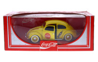 Lote 126 - SOLIDO PARA COCA-COLA, VOLKSWAGEN - Miniatura automóvel a escala 1:17 em metal amarelo com propaganda da Coca-Cola. Solido. Nota: em caixa original