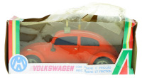 Lote 135 - PEPE, VOLKSWAGEN - Miniatura automóvel em plástico encarnado com decoração de Taxi e movimento de fricção. Pepe Plásticos Brinquedos. Dim: 21 cm. Nota: em caixa original. Caixa com defeitos