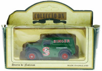 Lote 137 - COLECÇÃO DN "DAYS GONE", MORRIS Z VAN (1950) - Miniatura automóvel à escala 1:43 em metal verde com propaganda da Singer. Lledo. Nota: em caixa original