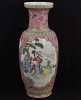 Lote 3215 - Jarrão em porcelana chinesa, séc. XX, policromado, decorado com reservas ilustrando cenas do quotidiano oriental, fundo floral de tom rosa com frisos em amarelo e verde, rigorosamente impecável, com marcas na base, com 62 cm de altura