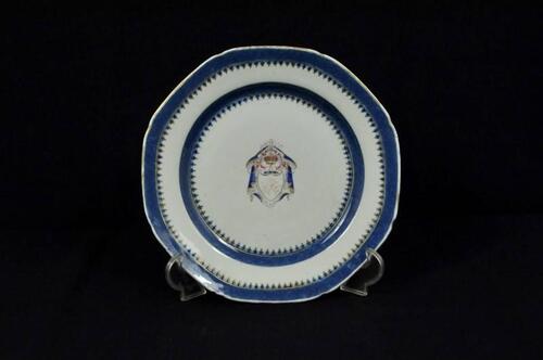 Lote 3319 - Prato em porcelana Companhia das Índias, séc. XVIII, decoração policromada com Brazão de Bispo ao centro e frisos a azul com dourado, com 24,5 cm de diâmetro