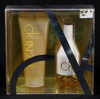 Lote 131 - CALVIN KLEIN, CKIN2U, COFFRET - Eau de Toilette + Body Wash "CKIN2U", Made in France, 50 ml + 100 ml. Nota: sem uso, caixa não selada