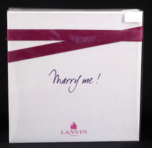 Lote 145 - LANVIN PARIS, MARRY ME!, COFFRET - Eau de Parfum + Perfumed Body Lotion "Marry Me!", Made in France, 50 ml + 100 ml. Nota: sem uso, caixa não selada