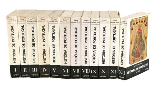 Lote 6 - HISTÓRIA DE PORTUGAL, LIVROS - 12 Vols. Por Joaquim Veríssimo Serrão. Editora: Verbo, Lisboa, 1977-1990. Dim: 24x17 cm. O primeiro volume desta obra, encontra-se à venda por € 50. Encadernações de capa de brochura com sobrecapas. Profusamente ilu