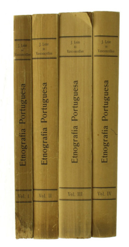 Lote 10 - ETNOGRAFIA PORTUGUESA (TENTAME DE SISTEMATIZAÇÃO), LIVROS - 4 Vols. Por J. Leite de Vasconcellos. Conjunto com valor de € 240. Editora: Imprensa Nacional de Lisboa, 1933- 1958. Dim: 28x21 cm. Encadernação de capa de brochura. Ilustrados. Nota: s