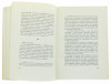 Lote 19 - ANTICOLONIALISMO E DESCOLONIZAÇÃO (ENSAIOS), LIVRO RARO - Por Luís Filipe de Oliveira e Castro. Edição da Agência Geral do Ultramar, 1963. Dim: 21,5x15 cm. Encadernação de capa de brochura. Ilustrado com mapas. Nota: exemplar bem estimado - 3